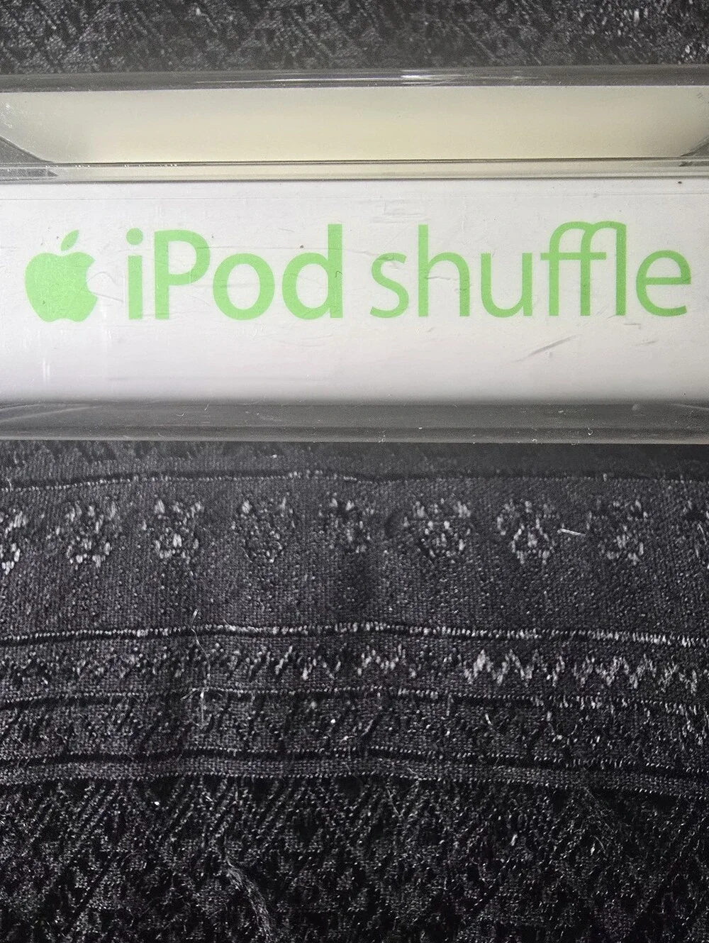 APPLE White Silver Portable I-POD SHUFFLE MP4 Player.